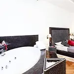 Persia Collection Trevi Πανσιόν 4*